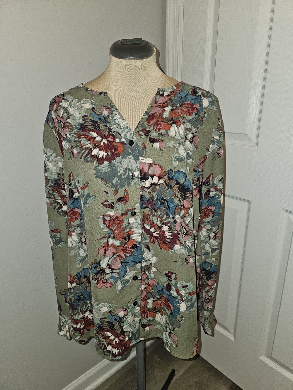 Van Heusen Olive Floral Button-Down Shirt with Multicolor Blooms Like New Sz M